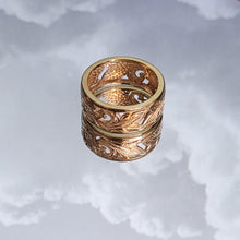 Load image into Gallery viewer, Ring 14K Gold Band with Floral Design Size 7
