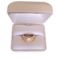Load image into Gallery viewer, Ring 14K Gold Band with Floral Design Size 7
